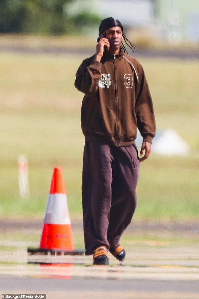 Travis Scott napravio je skromnu figuru dok je privatnim zrakoplovom u četvrtak slijetao u zračnu luku Sydney za australski dio svoje svjetske turneje Circus Maximus