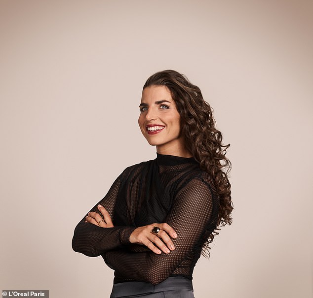 Fox je rođena u Francuskoj i preselila se u Australiju kad je bila mlada. Izjavila je da joj 'francuska veza tako lijepo pristaje'
