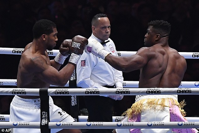 Ngannou se vraćao u MMA nakon boksačkih borbi protiv Anthonyja Joshue (na slici lijevo) i Tysona Furyja tijekom prošle godine