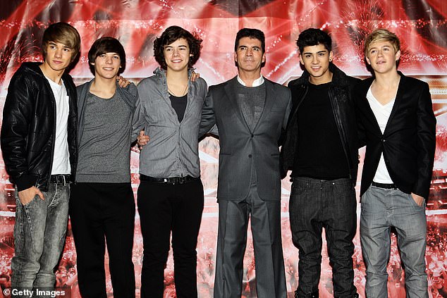Cowell, 65, bio je sudac na X Factoru i potpisao je One Direction za svoju glazbenu etiketu, Syco nakon njihovog angažmana u showu 2010. (Na slici slijeva nadesno: Liam Payne, Louis Tomlinson, Harry Styles, Zayn Malik i Niall Horan)