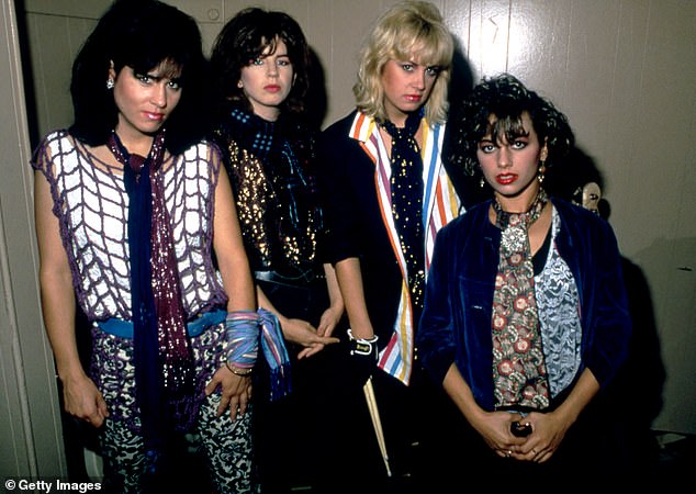 Hoffsov (L) slavni bend The Bangles osnovan je 1981. kada je upoznala sestre Vicki (L) i Debbi Peterson (2. desno); na slici s basistom Michaelom Steeleom (2. lijevo)