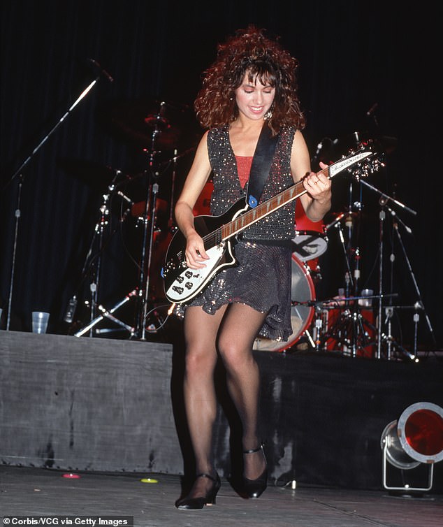 Ona je Susanna Hoffs iz grupe The Bangles. Hoffs je otpjevao neke od najvećih hitova grupe, uključujući Manic Monday i Walk Like An Egyptian; slikano 1986