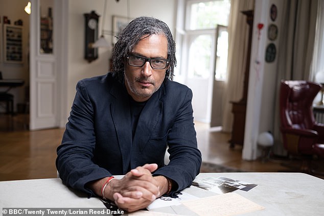 David Olusoga u jednom od stanova u zgradi na Pfalzburger Strasse u Berlinu - onoj s 'zanimljivijim stanovnicima'