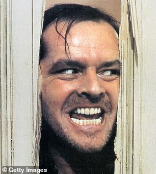 U legendarnoj sceni, ludi Jack sjekirom hakira vrata kupaonice dok njegova zgrčena žena Wendy (Shelley Duvall) vrišti unutra