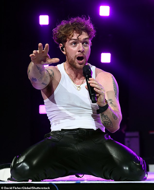 Pjevač na vrhu ljestvice Tom Grennan bacio je kapu na prvo mjesto božićne ljestvice