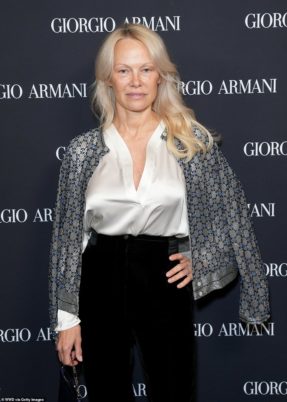 Letting her natural beauty shine, Anderson went makeup-free as she posed for photos on the event's red carpet ahead of the show