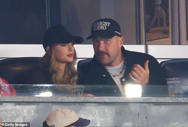 I Taylor i Travis nedavno su proveli vrijeme zajedno tijekom njegovog oproštajnog tjedna - a par je u ponedjeljak svratio do stadiona Yankee kako bi gledali kako New York Yankees pobjeđuju Cleveland Guardians (vidi se gore)