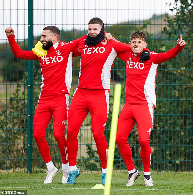 Graeme Shinnie, Kevin Nisbet i Leighton Clarkson pokazuju dobro raspoloženje u kampu Donsa