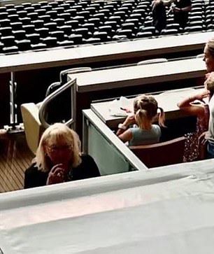 Supruga Kylie (desno), dvije njihove kćeri i mama Donna (dolje lijevo) također su bili tamo