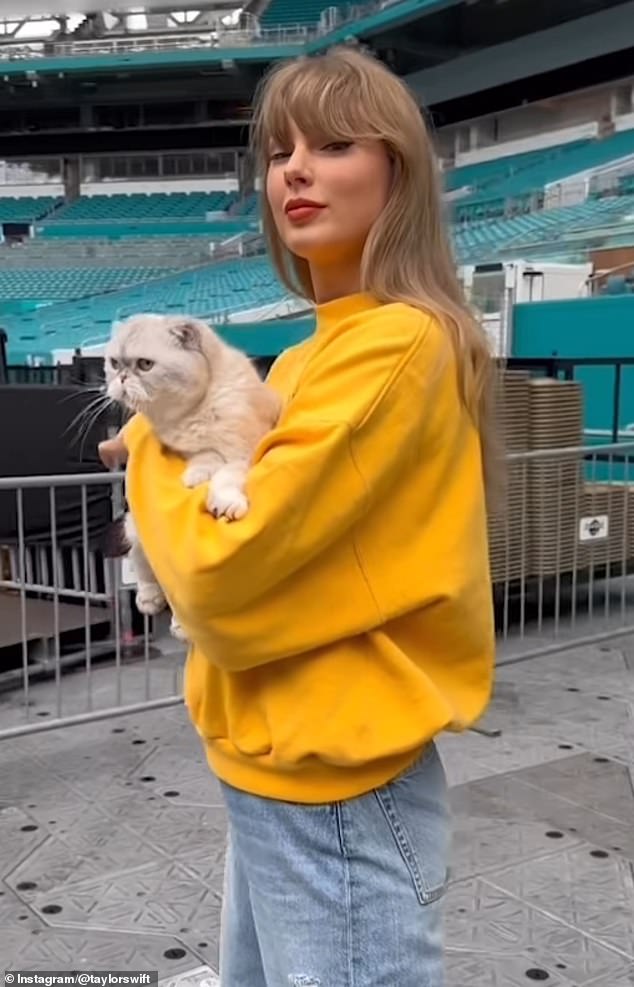 Čini se da je Taylor Swift potražila modnu pomoć od dečka Travisa Kelcea jer su oboje ovaj tjedan nosili istu majicu na društvenim mrežama
