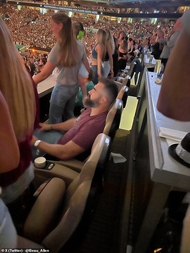 Jason Kelce jednostavno se nije mogao otresti umora na koncertu Eras Tour Taylor Swift u petak navečer