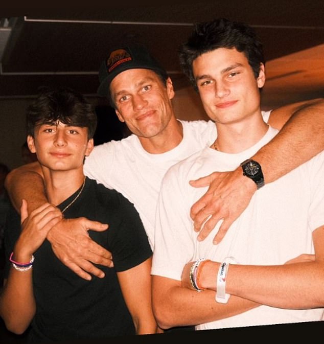 Tom Brady objavio je fotografiju sa svojim sinovima Jackom (R) i Benom (L) na turneji Eras Tour Taylor Swift