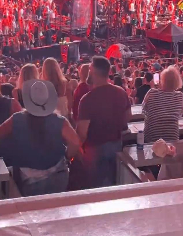 Jason je kasnije tijekom noći viđen kako skače uz pjesmu 'We Are Never Ever Getting Back Together'