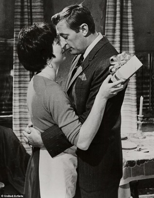 Na njegovim stranicama, ona se prelijeva na svoj ljubavni život, koji je bio naseljen vrhunskim imenima poput holivudskog srcolomca Roberta Mitchuma; par je prikazan u filmu Two For The Seesaw iz 1962