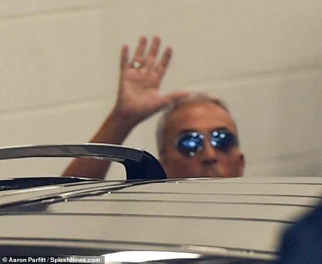 Bivša zvijezda Strictlyja zaštitila je oči sjenilima kad je stigao u Zimske vrtove dok je snimanje talent showa nastavljeno