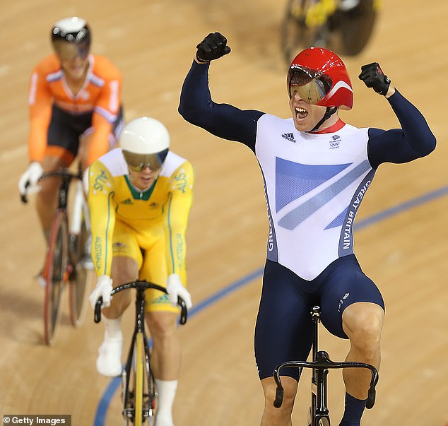 Hoy na fotografiji kako slavi nakon pobjede u finalu zlatne medalje na muškom keirin događaju 2012.