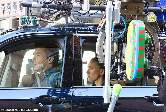 Johansson je sjeo na stražnje sjedalo SUV-a za scenu, dok je Friend bio vozač