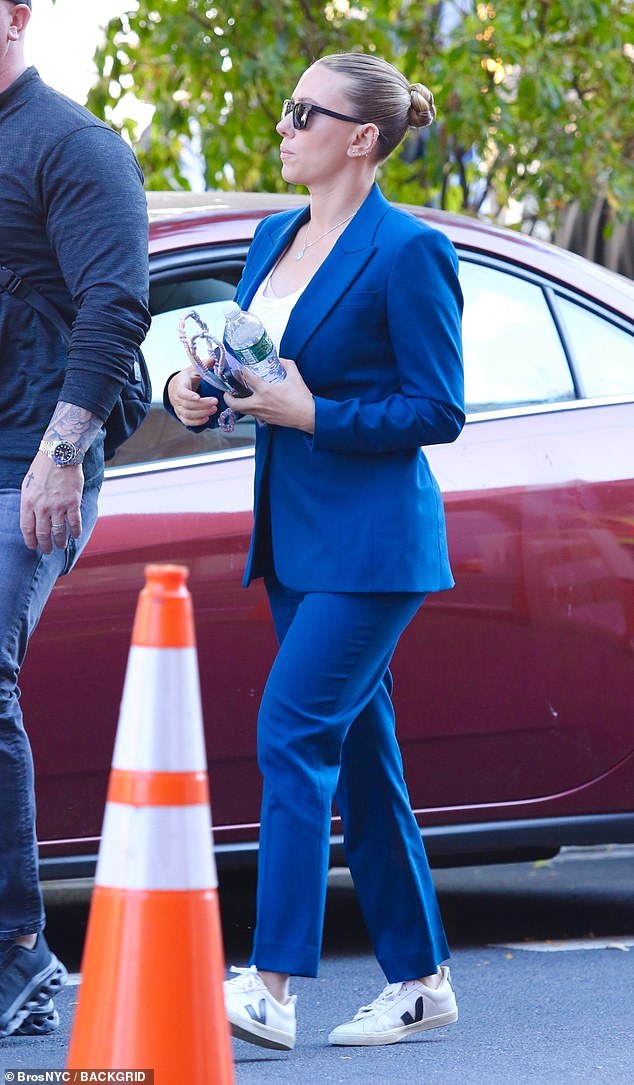 Dok snimanje filma Jurassic World Rebirth završava, Scarlett Johansson (39) krenula je u subotu na snimanje scene s kolegom Rupertom Friendom u SUV-u.