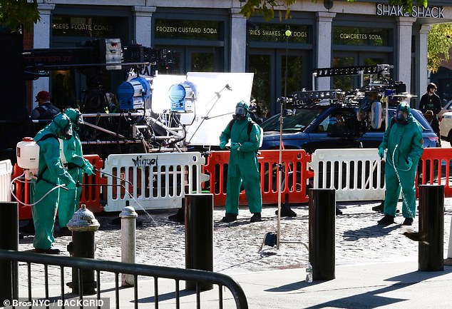 Set se odvijao ispred restorana Shake Shack, a uključivao je grupu od najmanje četiri osobe u zaštitnim odijelima koji su dodirivali područje i raspršivali neku vrstu tekućine u području koje je nalikovalo pijesku