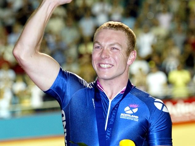 Tri godine prije nego što je osvojio zlato za Škotsku na Igrama Commonwealtha 2002. (na slici), Hoy je osvojio srebro na UCI Svjetskom prvenstvu u biciklizmu na stazi 1999. u ekipnom sprintu
