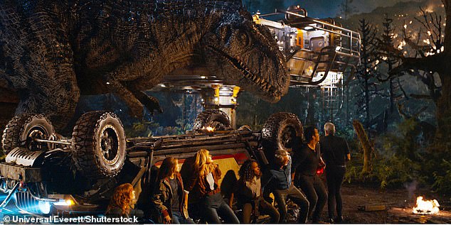 Preporod je sedmi film u filmskoj franšizi, a dolazi nakon Jurassic World Dominion (2022), koji je okupio zvijezde originalne trilogije Lauru Dern, Sama Neilla i Jeffa Goldbluma s novijom glumačkom postavom koju predvode Chris Pratt i Bryce Dallas Howard
