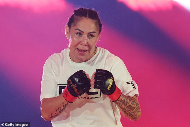U večerašnjem ko-glavnom događaju, Cris Cyborg (na slici) pokazala se dominantno kako bi pobijedila Larissu Pacheco i osvojila naslov svjetske prvakinje u perolakoj kategoriji za žene