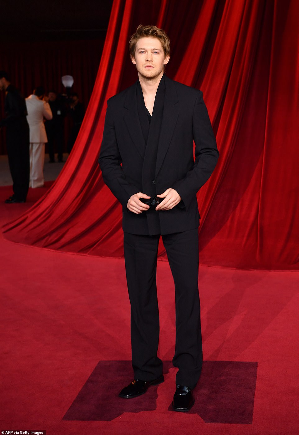 Joe Alwyn rocked a similar, all-black outfit with a double-layered blazer