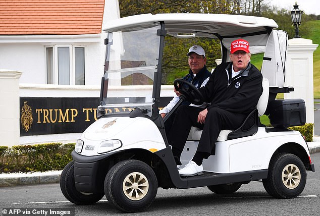 Trump vozi kolica za golf na golf terenima Trump Turnberry u Škotskoj u svibnju 2023.