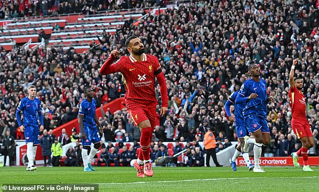 Mohamed Salah otvorio je gol iz jedanaesterca nakon prekršaja nad Jonesom