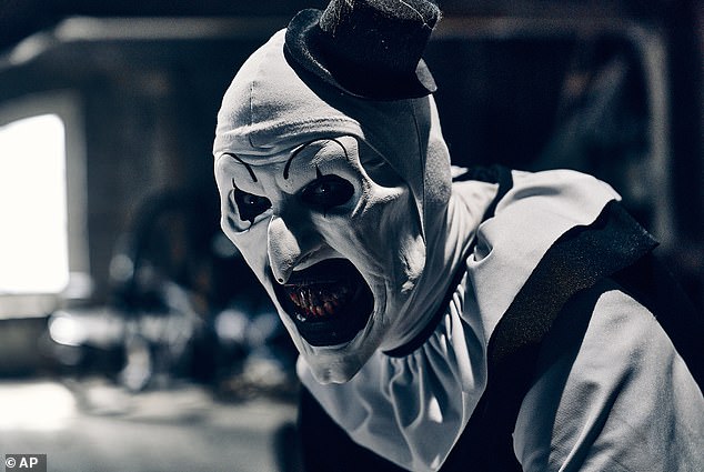 Prošlotjedni prvak, Terrifier 3 pao je na treće mjesto. Priča prati klauna Arta dok se pokušava probiti kroz mali grad pripremajući se za božićne praznike. Zastrašujući film zaradio je više od 9,3 milijuna dolara od prodaje ulaznica