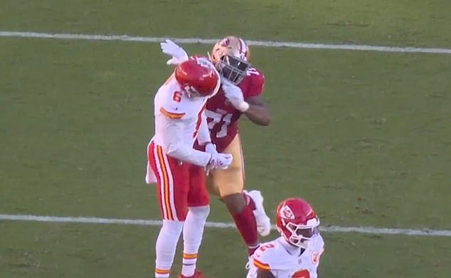 Trent Williams udario je Bryana Cooka u glavu tijekom posljednjih minuta 49ers-Chiefsa