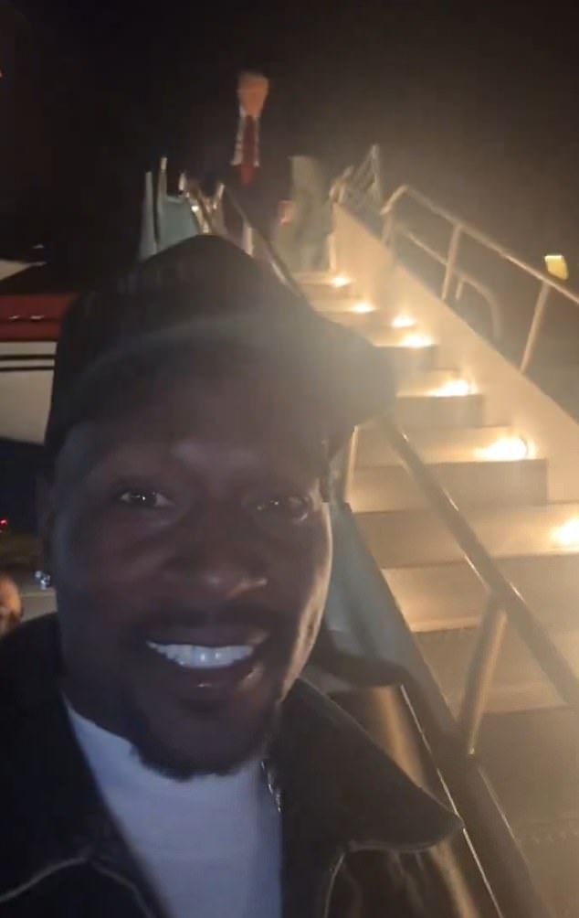 Trumpa je bizarno pozdravio bivša NFL zvijezda Antonio Brown na pisti nakon što je sletio