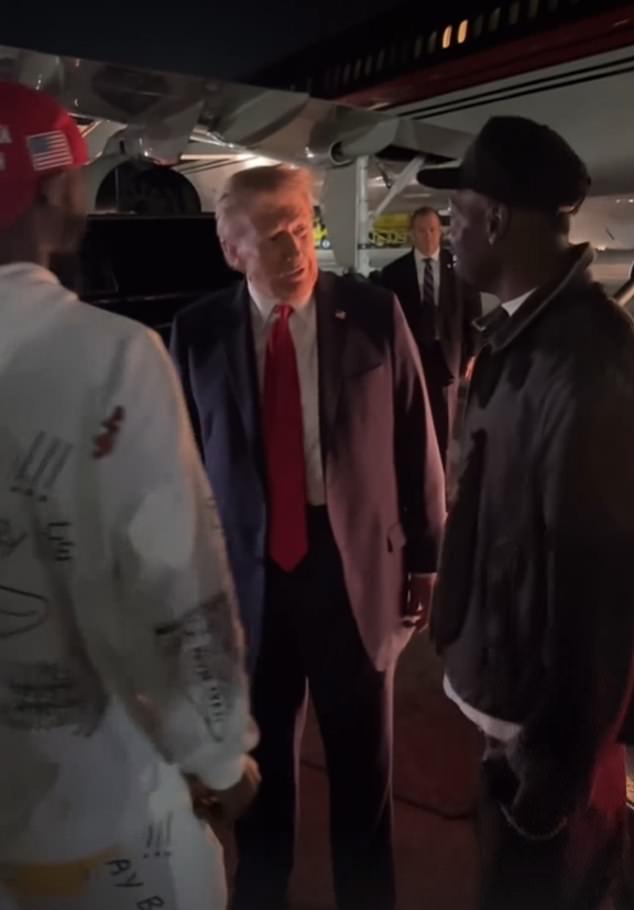 Trump se mogao vidjeti kako razgovara s njim nakon što je izašao iz svog privatnog zrakoplova u Pittsburghu