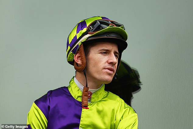 Džokej Jason Collett pohvaljen je za svoju hrabrost nakon što se njegov konj srušio na travnjak Sydney Stakes at Randwick prošle subote