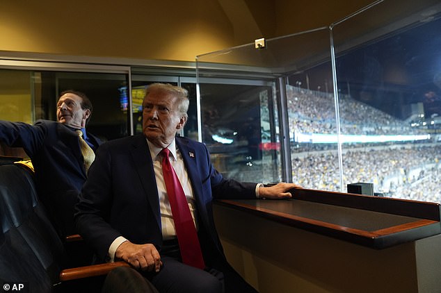 Odletio je u Pittsburgh u nedjelju nakon skupa u Lancasteru kako bi gledao NFL akciju