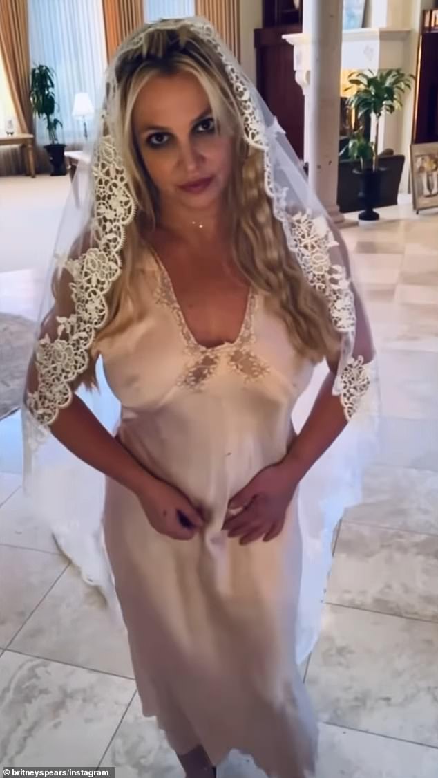 Britney Spears (42) zbunila je obožavatelje izjavom da se 'udala' za sebe pozirajući u vjenčanici i velu, godinu dana nakon razvoda od Sama Asgharija