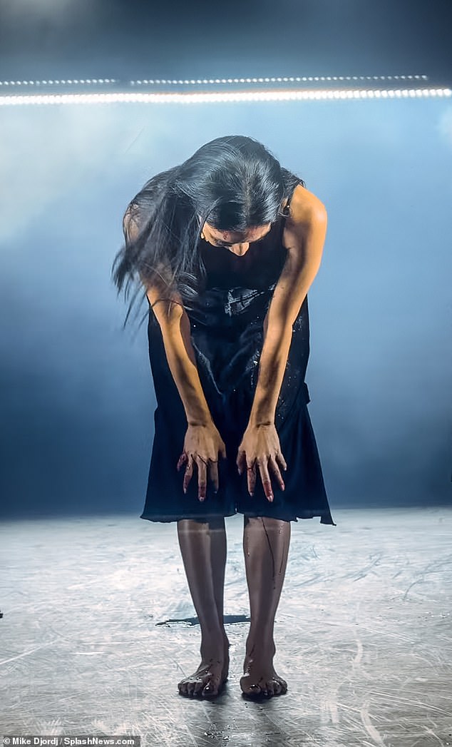 Nicole took a long bow while on stage during the standing ovation