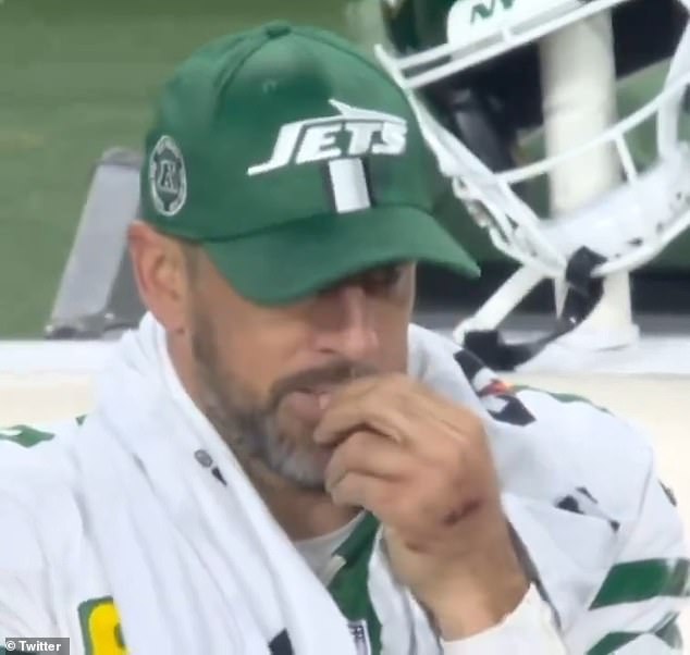Obožavatelji nagađaju da je Aaron Rodgers možda pojeo vlastite boogerse na strani igre