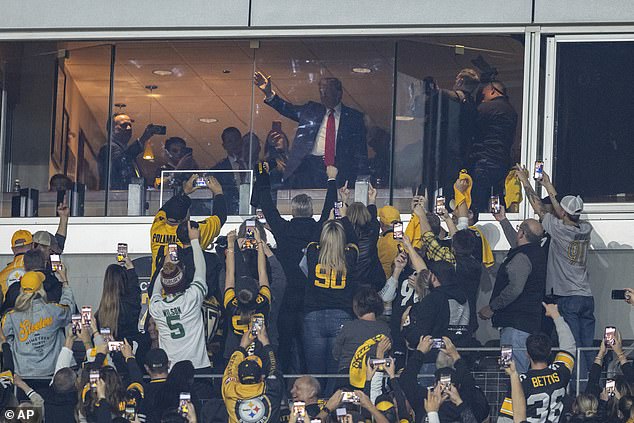 Donald Trump maše navijačima na utakmici Pittsburgh Steelers - New York Jets u nedjelju