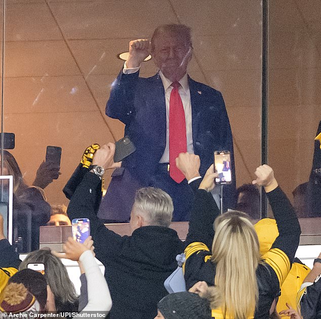 Trump maše navijačima Steelersa koji su ga bodrili tijekom pauze u utakmici u nedjelju