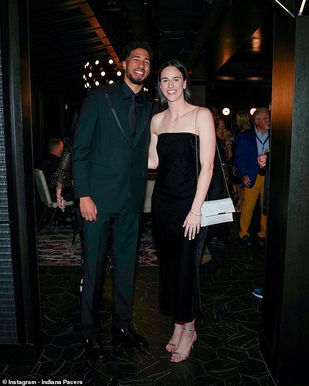 Clark je također slikana sa svojim NBA kolegom, igračem Pacersa Tyreseom Haliburtonom (lijevo)