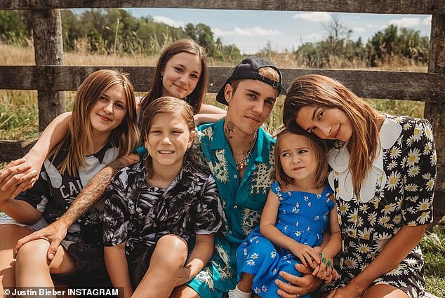 Bay Bieber također ima još tri polubraće i sestre osim Justina: Jazmyn, 16; Jaxon, 15 godina; i Allie, 17. Sve one imaju veliki broj pratitelja na Instagramu. Allie ima 236.000 pratitelja; Jazmyn ima 1,5 milijuna; Jaxon ima 1 milijun.