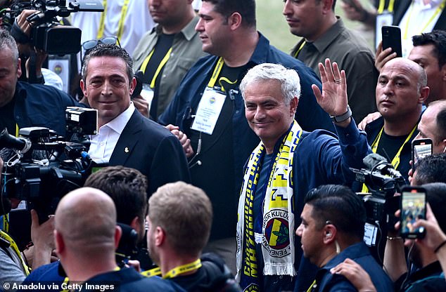 Predsjednik Fenerbahcea Ali Koc (lijevo) dao je sve od sebe da odredi serijskog pobjednika u Mourinhu