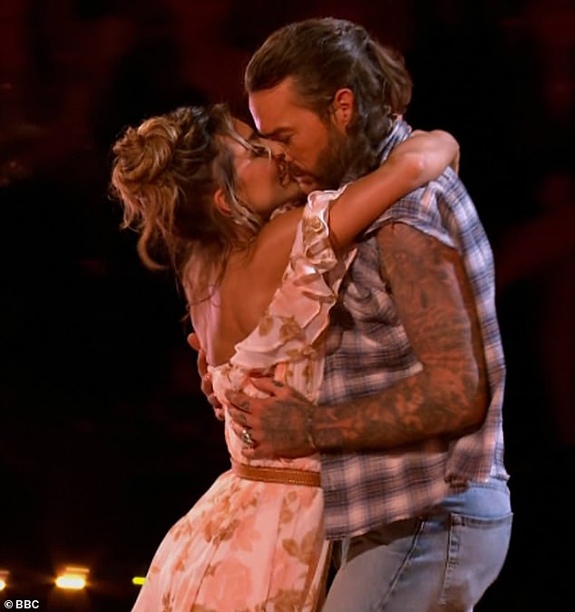 Posljednjih je tjedana Pete Wicks potaknuo glasine o romansi s partnericom iz Strictly Come Dancinga Jowitom Przysta¿