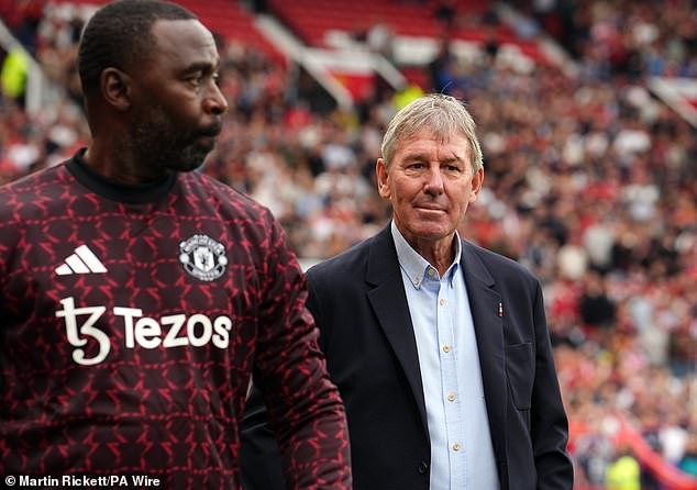 Legenda Manchester Uniteda Bryan Robson prikupio je 120.000 funti za mlade ljude u gradu popevši se na vrh Kilimandžara s timom od 24 penjača koje je predvodio