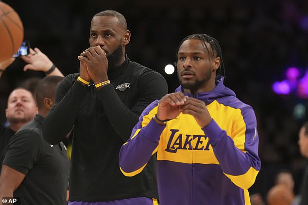 Napadač Los Angeles Lakersa LeBron James, lijevo, i bek Bronny James zagrijavaju se u utorak