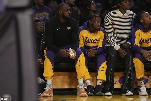 LeBron James i sin Bronny gledaju kako njihovi suigrači iz Lakersa igraju protiv Timberwolvesa