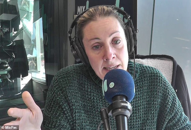 Radijska osoba iz Pertha Kymba Harris bila je uživo u eteru kada se slomila dok je ponovno proživljavala svoje iskustvo pomaganja unesrećenima u prometnoj nesreći tijekom vikenda. (na slici)