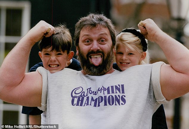Shot Putt Athlete Geoff Capes At Cadbury's Mini Champions Competiton With Mini Athletes Ross Woodbridge (left) And Claire Wager (right)