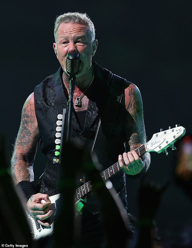 Turneja će obilježiti prvi put da će Metallica nastupiti na australskim obalama od Soundwave festivala 2013., na kojem su nastupali zajedno s Linkin Parkom i Blink-182. Hetfield slikan 2023